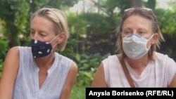 Сестры Галя и Инна из Хабаровска, приехали в Таиланд на отдых. Кадр из фильма Анисии Борисенко