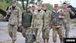 Військовослужбовці шостої хвилі часткової мобілізації повертаються додому із зони зони конфлікту на Донбасі, вересень 2016 року