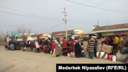 Кыргыз-өзбек чек араысндагы "Достук" чек ара бекетиндеги кезек. Кара-Суу району, Ош облусу. 24-февраль, 2018-жыл.
