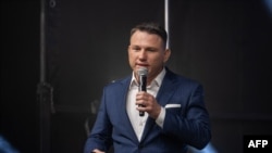 Політик від польської ультранаціоналістичної Конфедерації (Konfederacja) Славомір Менцен. Польща, 6 жовтня 2023