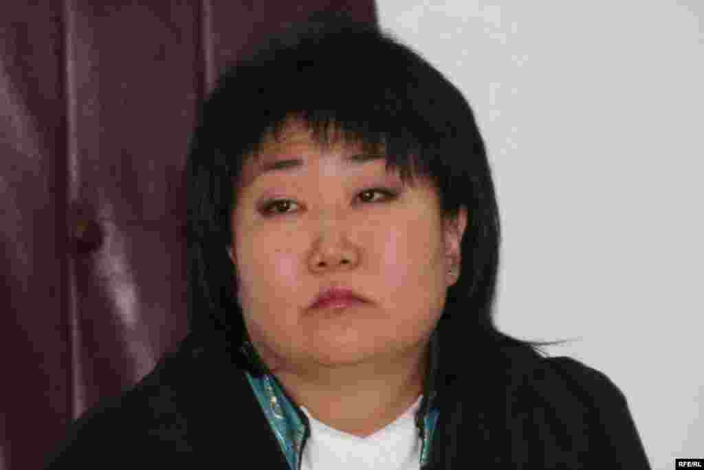 Судья Бостандыкского районного суда Алматы Елена Кван. Алматы, 14 мая 2010 года. - Елена Кван санкционировала арест активиста оппозиции и автора лозунга "Назарбаев, кет" Ермека Нарымбаева в связи с заведенным на него уголовным делом по обвинению в нападении на полицейского и в оскорблении суда. Оппозиционер Нарымбаев приговорен к четырем года тюрьмы.  