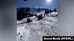 Чаңгы тепкендердин баарын базанын техникалык кызматкерлери куткарып, 7 жана сегиз жаштагы балдар жабыркаган.