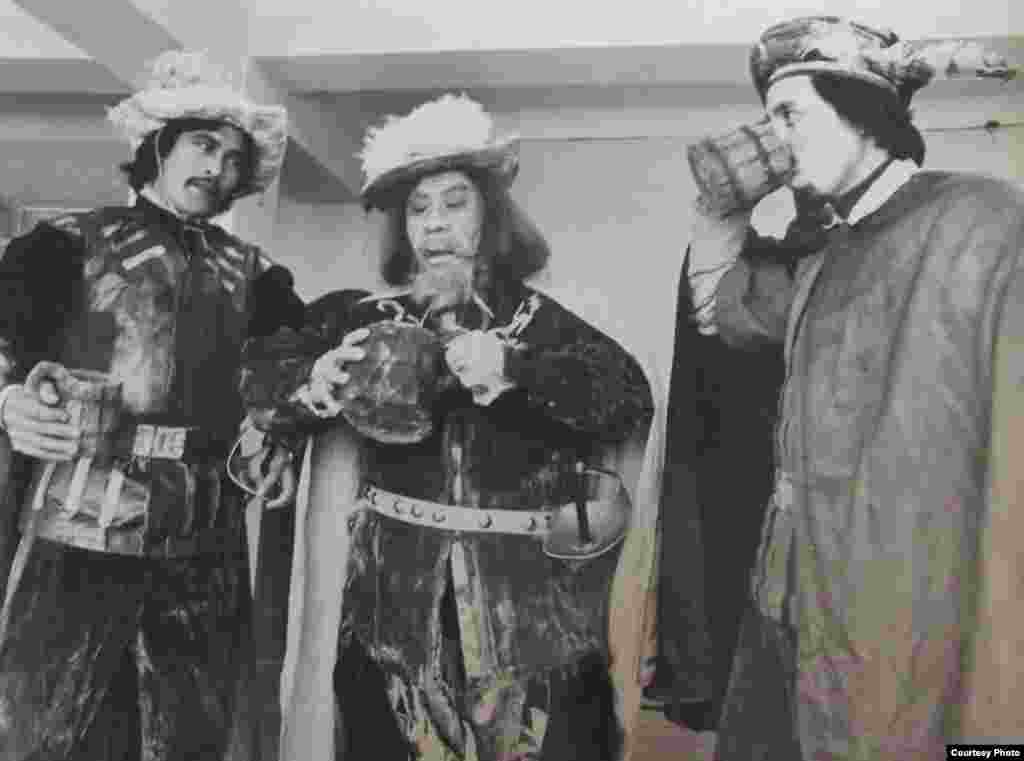 Сахнада тракторчу Акмат, Ташбалта, Багдасар, Жарас, Годалак, Кожо-Насирдин, Глостер, Аккан, Бойков, Дож, Иван Петрович, Омор абышка, Календер жана башка 100гө чукул каармандын образын жараткан.