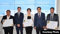 Сынактын жеңүүчүлөрүнө акчалай сыйлык тапшырылды.