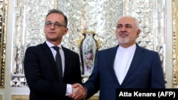 جواد ظریف وزیر خارجه ایران (راست) حین مصافحه با هایکو ماس همتای جرمنی‌اش در تهران. June 10, 2019