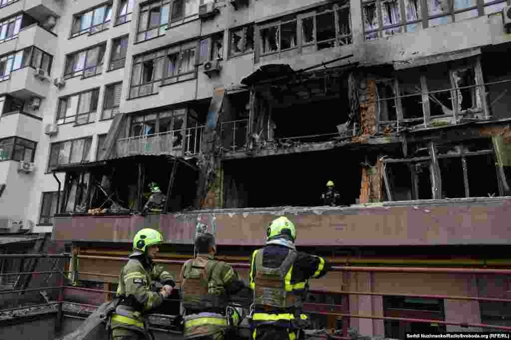 Внаслідок обстрілу був пошкоджений багатоквартирний будинок. Квартира на першому поверсі вигоріла повністю, помешкання на кількох поверхах вище зазнали руйнувань різних ступенів
