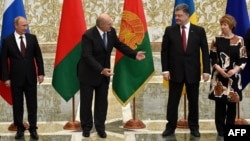 Уладзімер Пуцін, Аляксандар Лукашэнка, Пятро Парашэнка і Кэтрын Эштан. Менск, 26 жніўня 2014 году