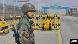 Түндүк менен Түштүк Кореяны бөлүп турган Пхажудагы чек ара бекети. 03.04.2013