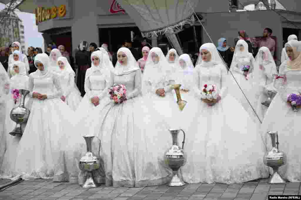 200 нускал кхаьчна 200 къонахчунна кху дийнахь. Харжаш шена тIеийцира Кадыровн фондо.