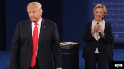 Дональд Трамп і Гілларі Клінтон під час президентських дебатів, 9 жовтня 2016 року