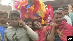 Կեղծ ալկոհոլի զոհի հուղարկավորությունը, Չհափրա, Բիհարի նահանգ, Հնդկաստան, 16 դեկտեմբերի, 2022թ.