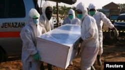 Индонезияда коронавирустан өлгөн кишинин сөөгүн жерге берип жатышат. 