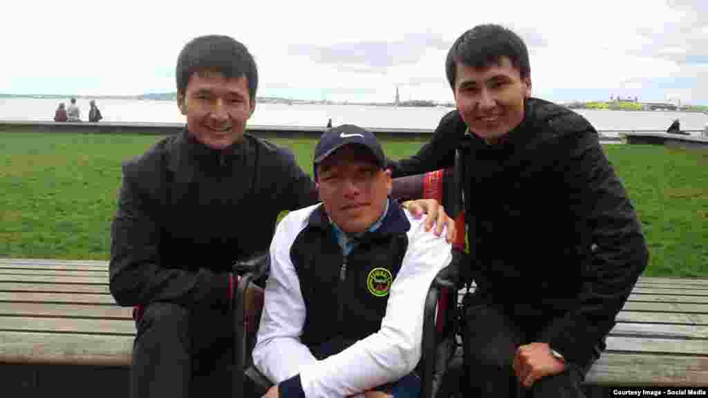 Нургазы, Уланбек Эгизбаев жана &quot;Элим барсыңбы?&quot; коомдук фондунун жетекчиси Хабиб Арзыкулов.&nbsp;