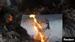 Ливия - Оппозиция сжигает фотографии ливийского лидера Муаммара Каддафи, Бенгази, 28 февраля 2011 г.