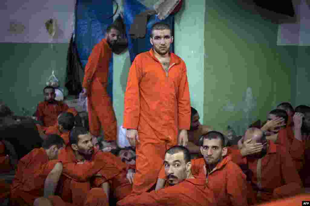 AFP маалымат агенттиги эл-Хасака шаарындагы бул түрмөдө &quot;Ислам мамлекети&quot; экстремисттик тобунун беш миңге жакын согушкери отурганын кабарлайт.