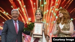 Җиңүче Башкорстан кызы Эдельвейс Ихсанованы Татарстан парламенты рәисе Фәрит Мөхәммәтшин һәм бәйгенең төп оештыручысы, Чиләбе татар конгрессы Башкарма комитеты рәисе Лена Колесникова котлый