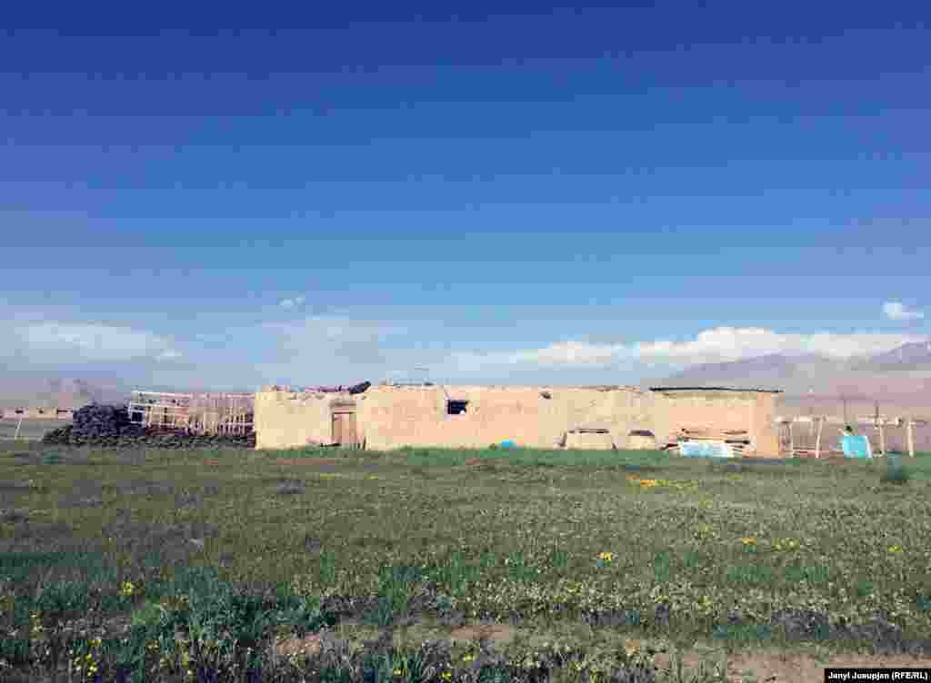 Культивированный участок земли, обрабатываемый бадахшанцами в селе Аличор Мургабского района. Памири переселились в это кыргызское село во времена строительства Памирского тракта между городми Ош и Хорог. Известно, что афганские кыргызы на другой стороне гор культивировали землю, но из-за краткости вегетационного периода здесь можно выращивать только ячмень.&nbsp;&nbsp;