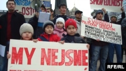 Дети казахских беженцев с плакатом, где написано "Мы не экстремисты". Прага, 7 февраля 2009 года.