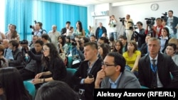 Журналисты в зале, где проходит пресс-конференция.