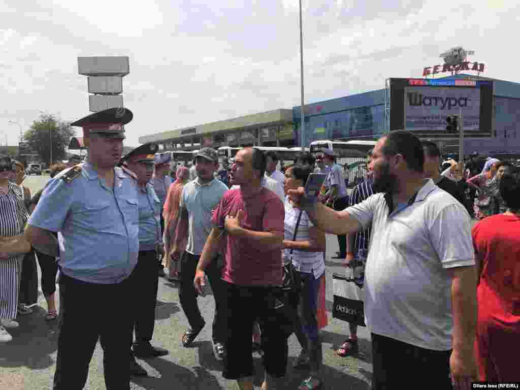 К 11 часам по местному времени собравшиеся у мечети &laquo;Акмешит&raquo; арысцы перекрыли автомобильное движение на ближайшей улице.