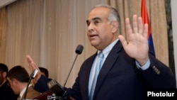 Արխիվ -- «Ժառանգության» առաջնորդ Րաֆֆի Հովհաննիսյանը ելույթ է ունենում «Անի Պլազա» հյուրանոցում, Երեւան, 19-ը ապրիլի, 2013թ.