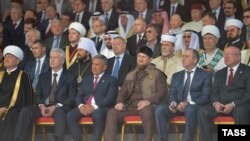 На первом плане - "главы субъектов": мэр Москвы, президент Татарстана, глава Чечни