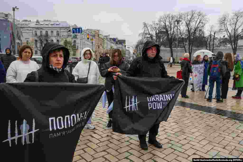 Mabüs yazıcı ya da Boş kürsüler künü (Empty Chair Day) noyabrniñ 15-nde Halqara PEN teşebbüsinen qayd etile. 2018 senesinden başlap Ukrayina PENi Vatandaş serbestlikleri merkezinen beraber ukrayinalılar ve dünyağa Rusiye istilâsı sebebinden bu künde yanımızda olamağan yazıcı, sanat erbapları ve bütün ukrayinalılar aqqında hatırlatmaq içün aq qorçalayıcı aktsiyanı teşkil ete