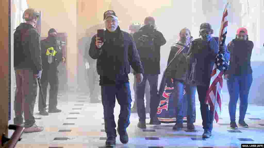 Толпа сторонников Дональда Трампа вошла в Капитолий.