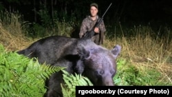 Дзяніс Клімец забіў першага мядзьведзя ў Беларусі пасьля зьмены заканадаўства. Віцебскі раён, 18 ліпеня 2025 году. Фота Беларускага таварыства паляўнічых і рыбаловаў