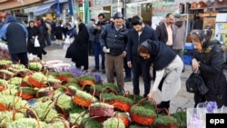 Уличный рынок с атрибутикой Навруза. Тегеран, 2016 год  