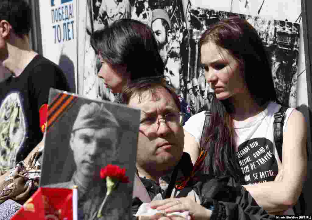 Стенды и плакаты ко Дню Победы разместили по всему маршруту шествия &quot;Бессмертного полка&quot;. 