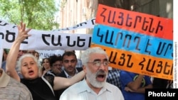 Ցուցարարները Կառավարության նիստերի դահլիճի շենքի մոտ: