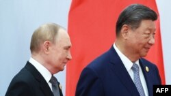 Глава России России Владимир Путин и председатель КНР Си Цзиньпин во время саммита Шанхайской организации сотрудничества (ШОС) в Тяньцзине 1 сентября 2025 года