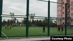 Детям часто приходится ездить в другие районы, чтобы поиграть в футбол. Но там бесплатные стадионы бывают заполнены, поскольку туда приходит много людей из районов, где есть проблемы со спортивными площадками