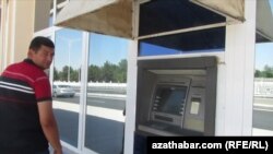 С начала 2016 года банки Туркменистана ввели ряд ограничений на сумму снятия наличных средств в иностранной валюте внутри страны и за рубежом.