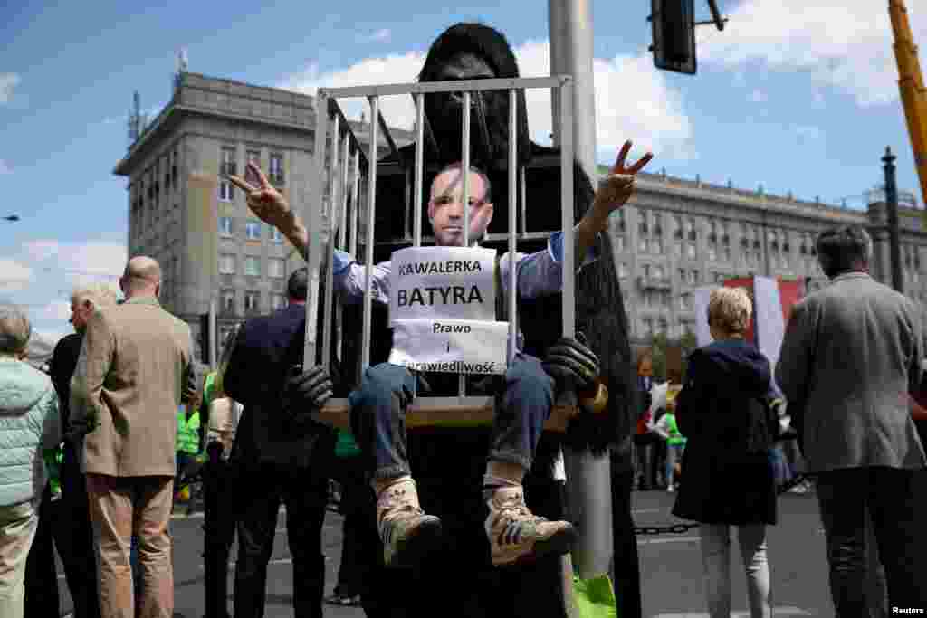 Сатырычная інсталяцыя з партрэтам Караля Наўроцкага 