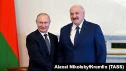 Александр Лукашенко менен Владимир Путиндин 13-июлда Санкт-Петербург шаарында өткөн жолугушуусу. 