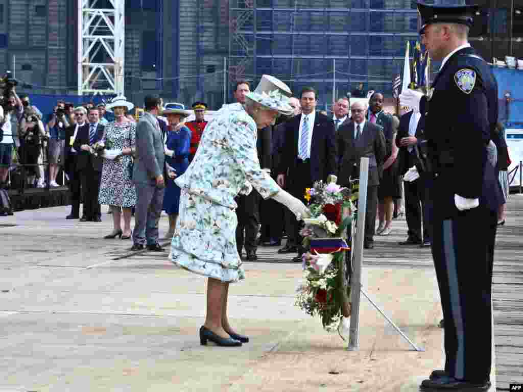 Ханыша&nbsp;Елизавета&nbsp;II Нью-Йоркто&nbsp;2001-жылы 11-сентябрда &quot;ал-Каиданын&quot; соккусунан курман болгондордун элесине гүлчамбар коюуда.