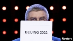 Председатель МОК Томас Бах объявляет, что Пекин станет местом проведения зимней Олимпиады-2022