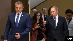 Анатолий Бибилов приглашал российского президента посетить Цхинвал, однако в Кремле сослались на то, что график Путина не позволил принять приглашение