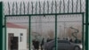 На въезде на территорию «лагеря перевоспитания» в Артуше, Синьцзян. Декабрь 2018 года.
