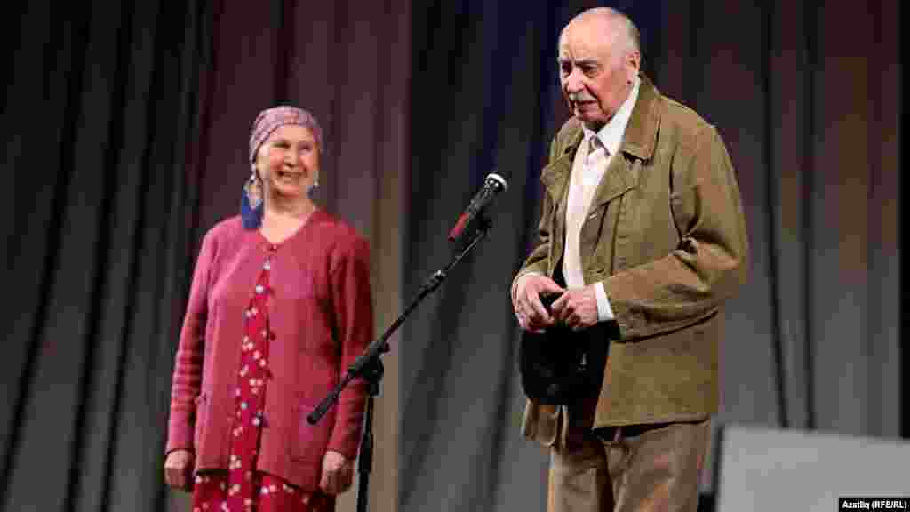 Артистлар Равил Шәрәфиев белән Гөлсем Исәнгулова&nbsp;&quot;Кичер мине әнкәй&quot; спектакленнән өзек башкарды