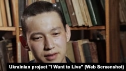 Воевавший на российской стороне казахстанец Шерхан Егамбердиев после выхода из украинского плена в ходе обмена сообщал, что его вновь отправляют на передовую (Скриншот видео украинского проекта «Хочу жить»)