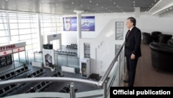 Президент Узбекистана Шавкат Мирзияев осматривает новый терминал международного аэропорта Термеза. Фото с сайта пресс-службы президента.
