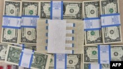 امریکا هفته‌وار، کمک‌های مالی به افغانستان می‌فرستد اما حکومت این کشور می‌گوید که این پول به دسترس طالبان قرار نمی‌گیرد.