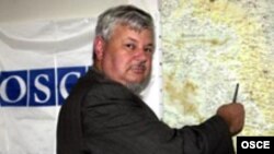 Անջեյ Կասպչիկը քարտեզի վրա ցույց է տալիս Լեռնային Ղարաբաղը