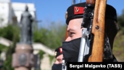 Военнослужащие во время празднования 237-летия со дня образования Черноморского флота России в Екатерининском сквере, Севастополь, архивное фото