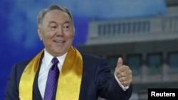 Президент Казахстана Нурсултан Назарбаев отмечает победу на внеочередных выборах. Астана, 27 апреля 2015 года.