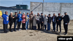 Активисты из разных регионов у тюрьмы в Степногорске. 7 апреля 2025 года