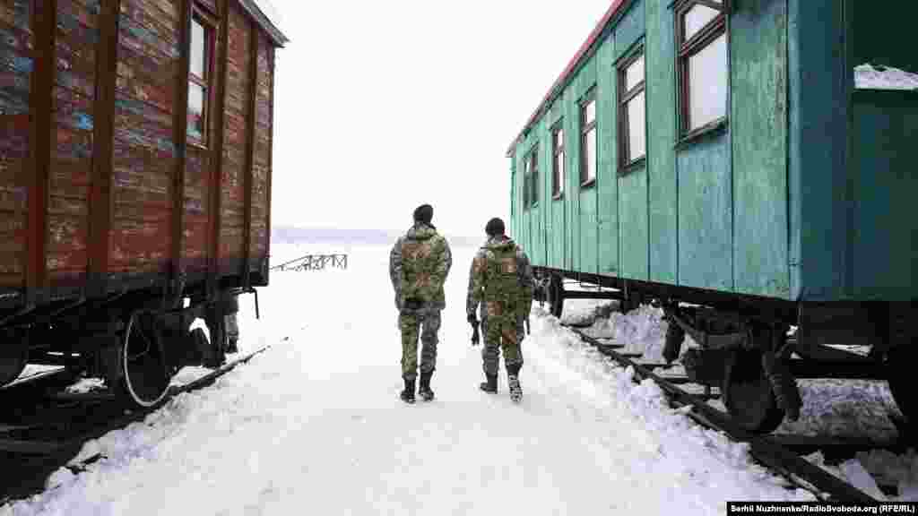 Поблизу станції встановлені вагони, подібні до тих, якими бійці їхали на фронт у 1918-му. Зараз вони діють як музей